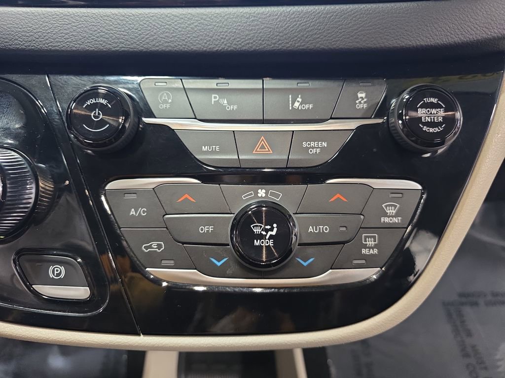 Used 2023 Chrysler Pacifica Touring-L image 23