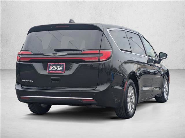 Used 2023 Chrysler Pacifica Touring-L FWD image 5