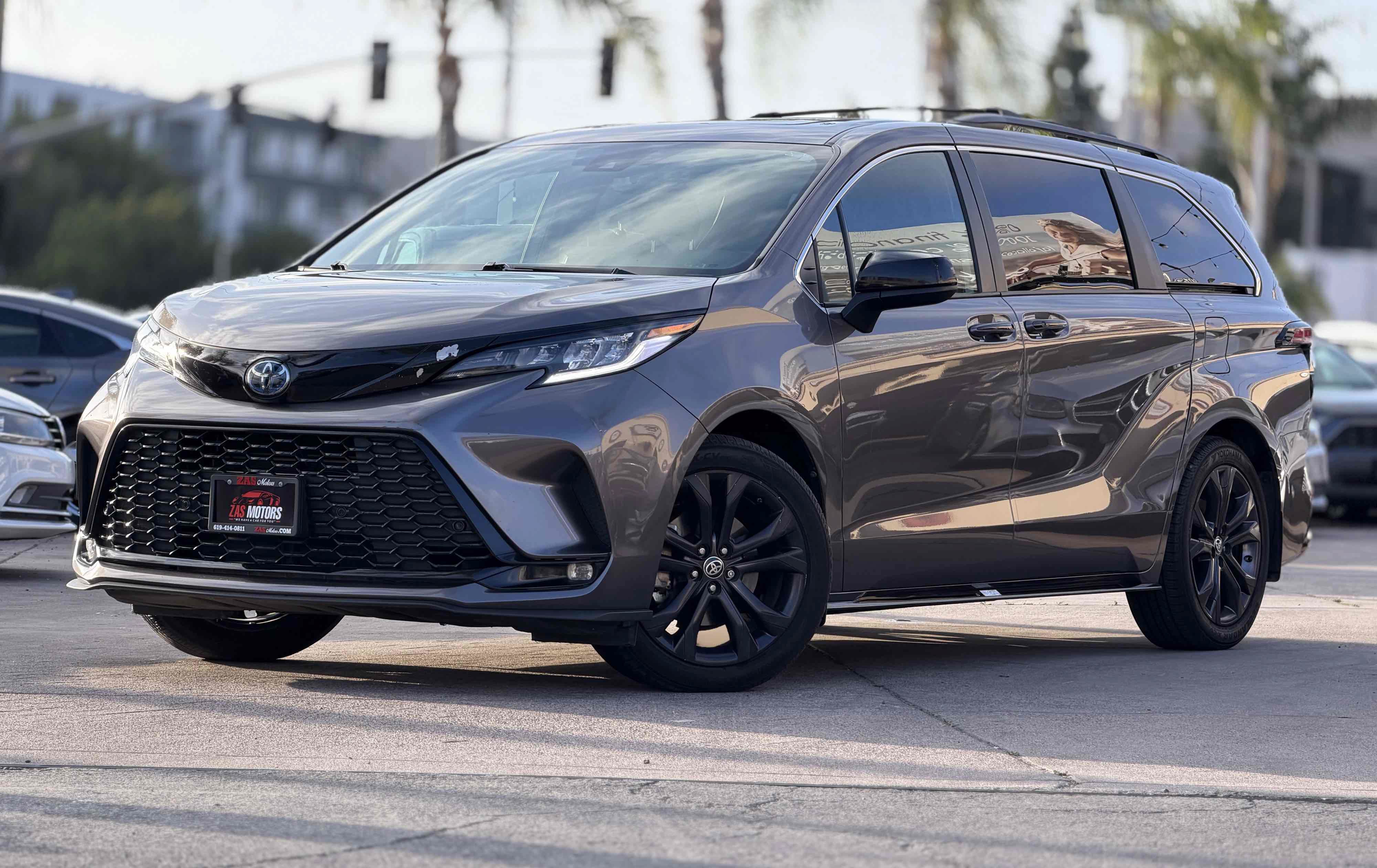 Used 2022 Toyota Sienna XSE w/ XSE Plus Package FWD image 1