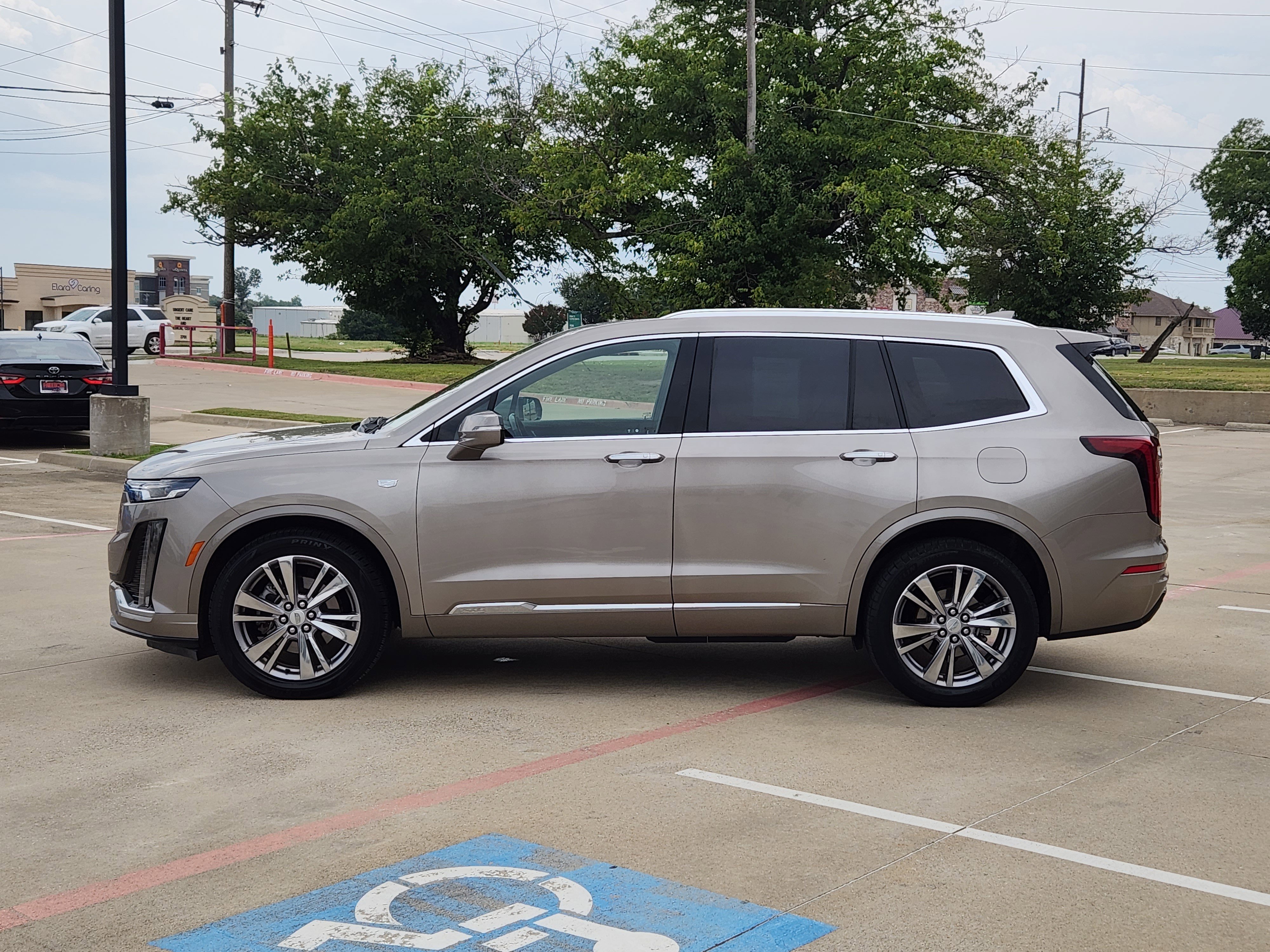 Used 2023 Cadillac XT6 Premium Luxury image 3