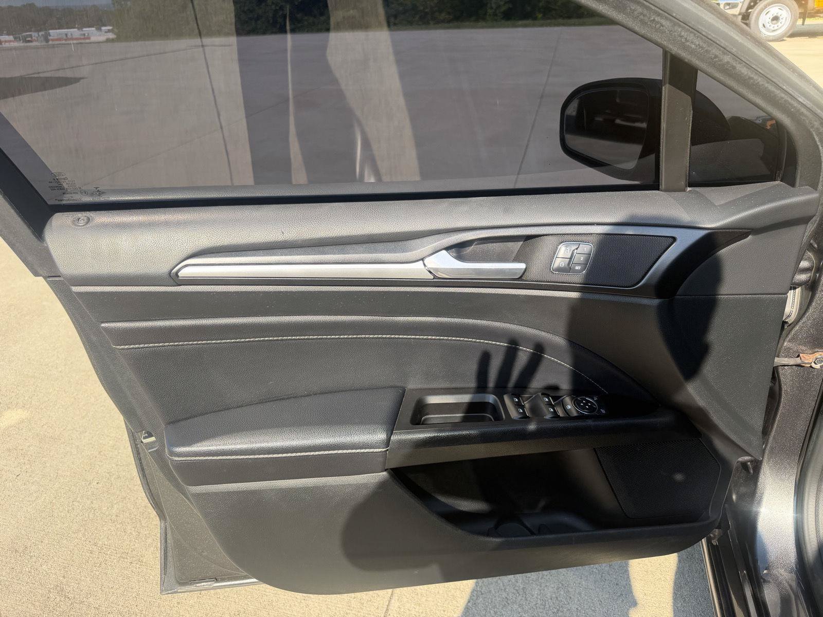 Used 2017 Ford Fusion Titanium AWD/4WD image 12