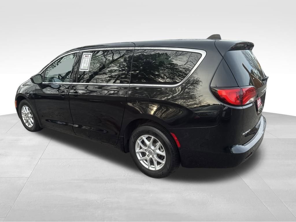 Used 2023 Chrysler Voyager LX image 15