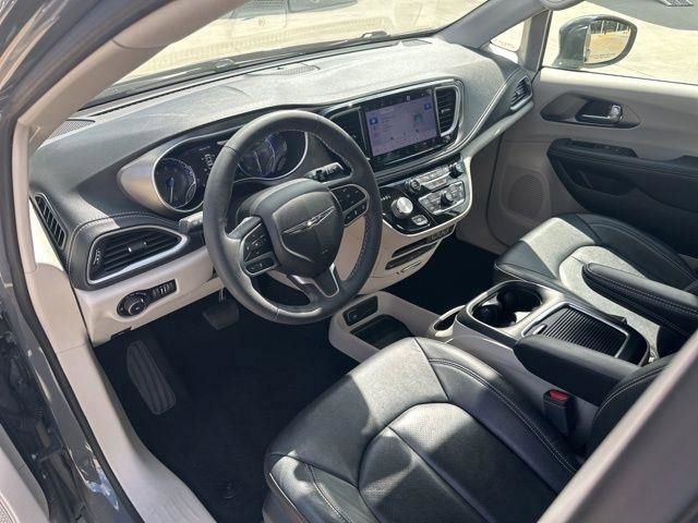 Used 2022 Chrysler Pacifica Touring-L w/ Uconnect Theater Family Group image 24
