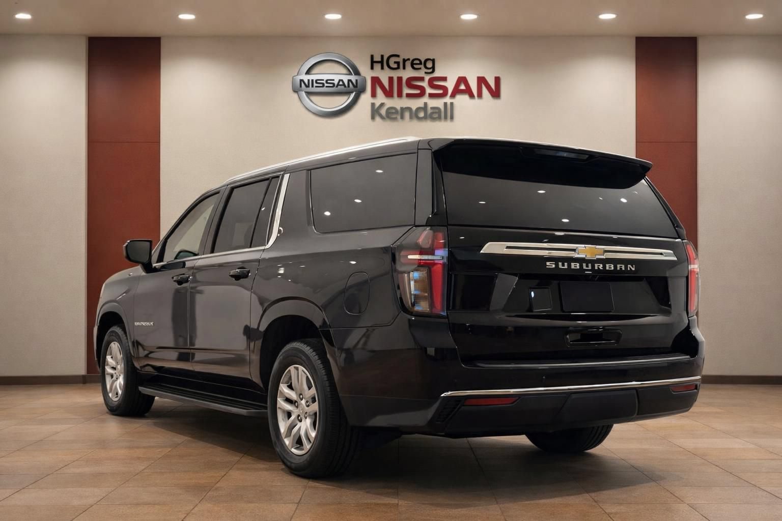 Used 2024 Chevrolet Suburban LS RWD image 2