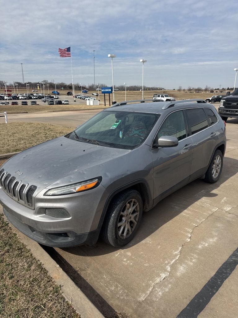 Used 2016 Jeep Cherokee Latitude image 1