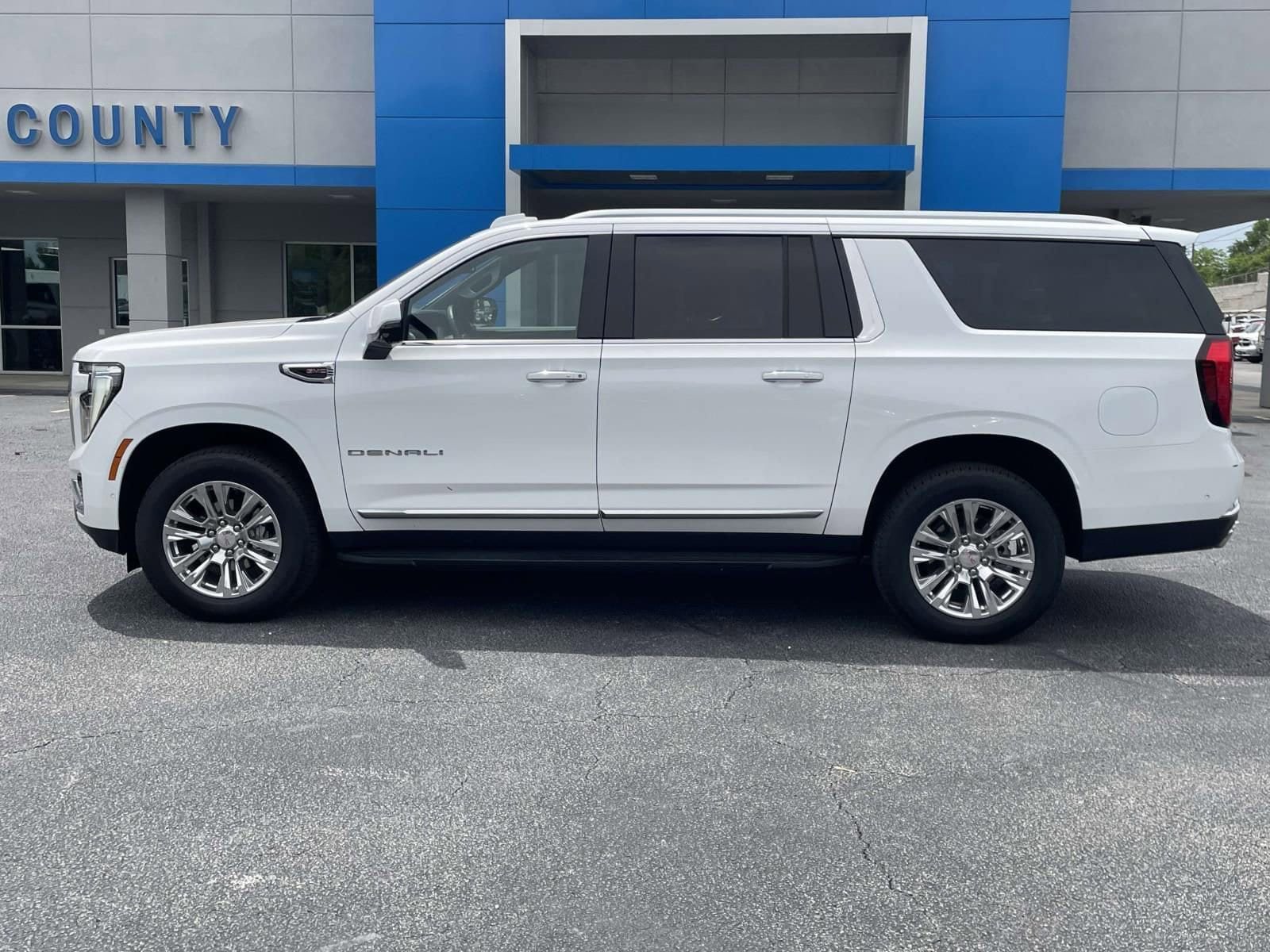 Used 2025 GMC Yukon XL Denali AWD/4WD image 6