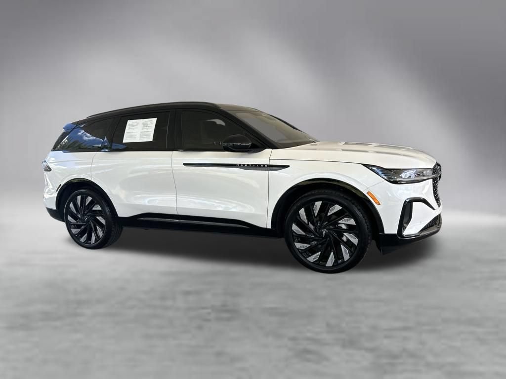 Used 2025 Lincoln Nautilus Reserve AWD/4WD image 2