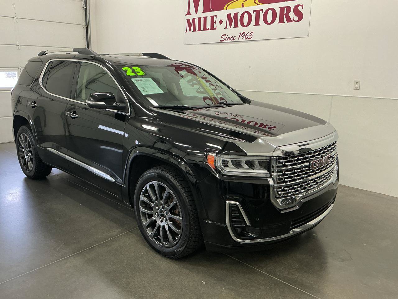 Used 2023 GMC Acadia Denali w/ Black Diamond Edition AWD/4WD image 1