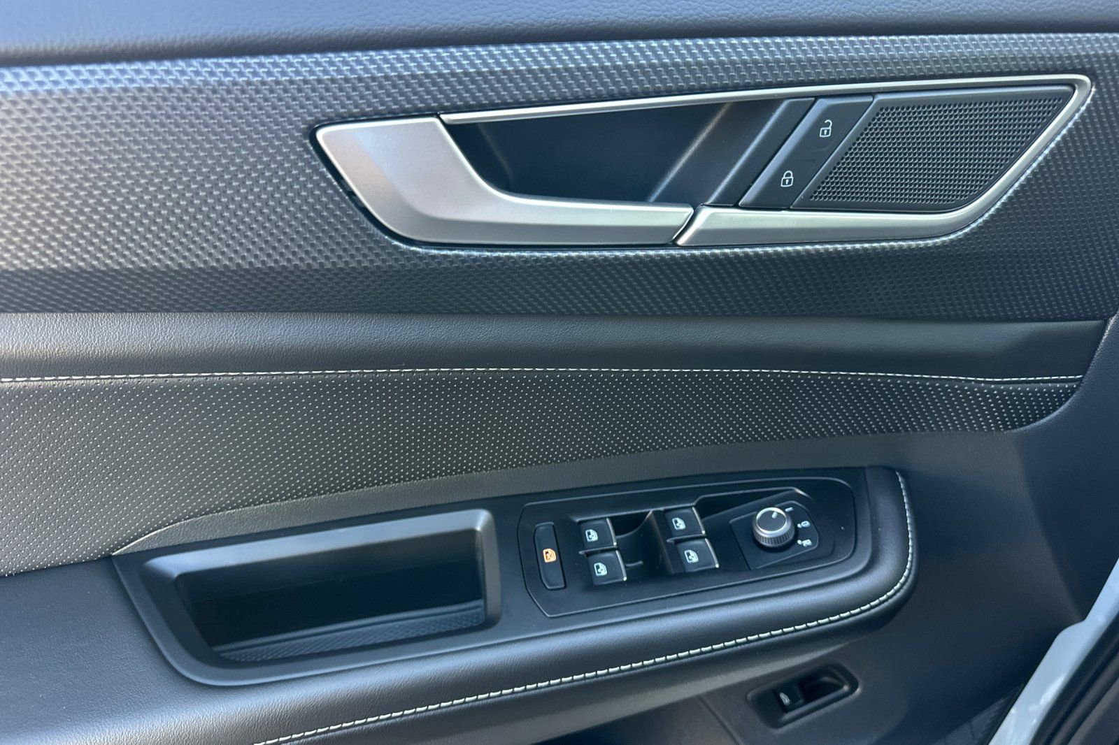 New 2026 Volkswagen Atlas Cross Sport SEL R-Line image 9