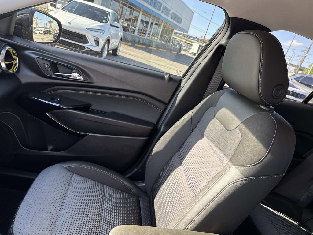 Certified 2025 Chevrolet Trax LT w/ Driver Confidence Package image 15