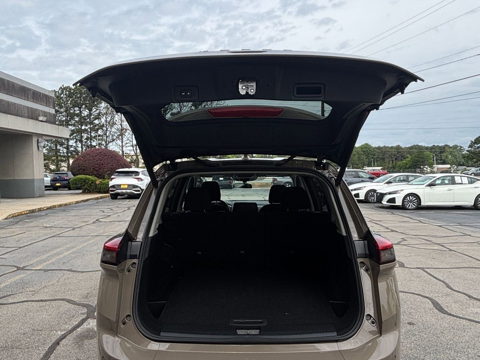 Used 2025 Nissan Rogue SV AWD/4WD image 37
