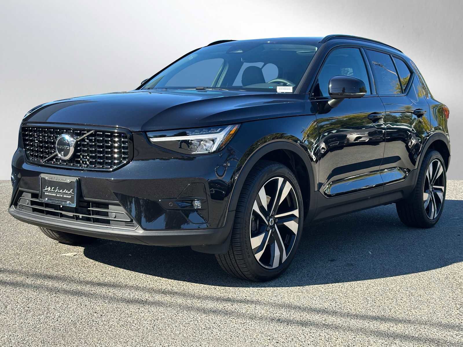 Used 2025 Volvo XC40 B5 Plus w/ Climate Package image 3