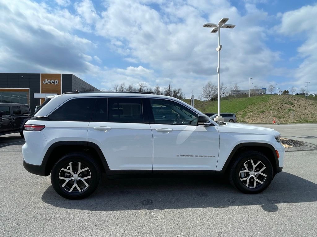 Used 2023 Jeep Grand Cherokee Limited image 2