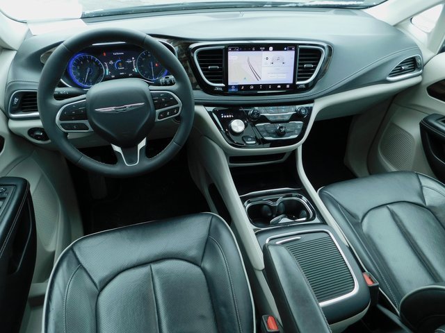 Used 2023 Chrysler Pacifica Limited image 6