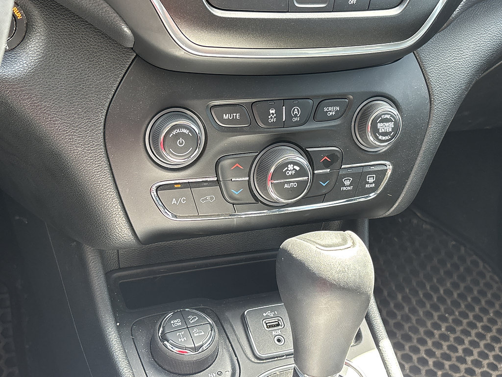 Used 2022 Jeep Cherokee Trailhawk AWD/4WD image 11