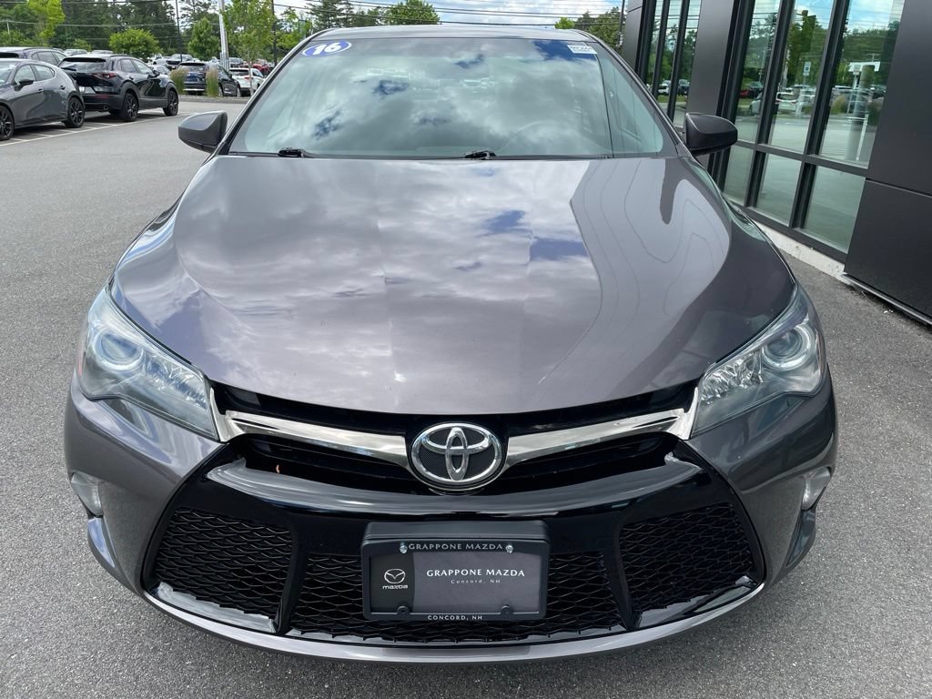 Used 2016 Toyota Camry SE w/ Moonroof Package FWD image 2