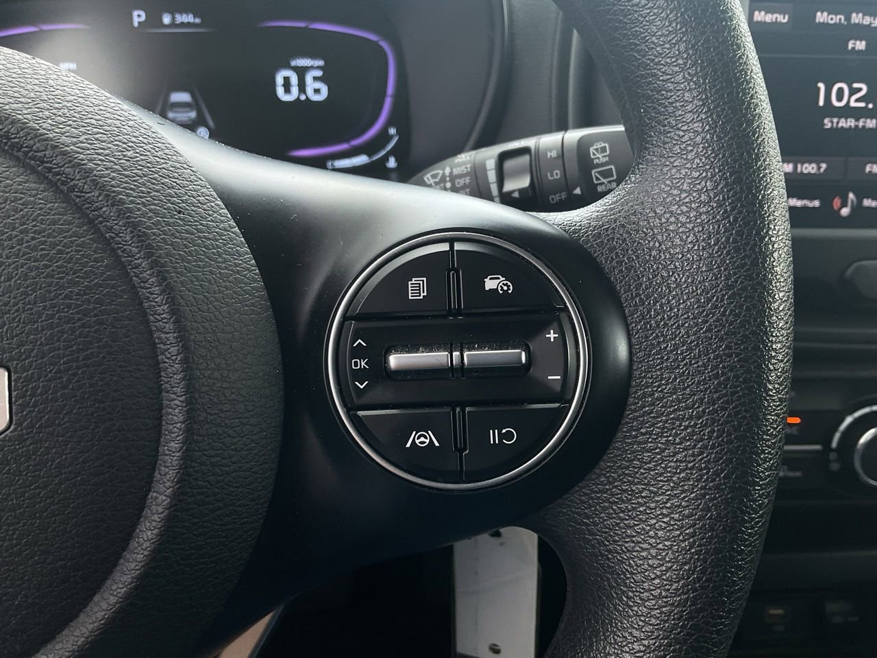 Used 2025 Kia Soul LX w/ LX Technology Package FWD image 29