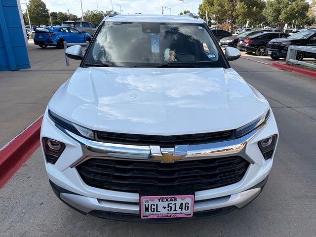 Used 2025 Chevrolet TrailBlazer LT w/ LT Cold Weather Package FWD image 2