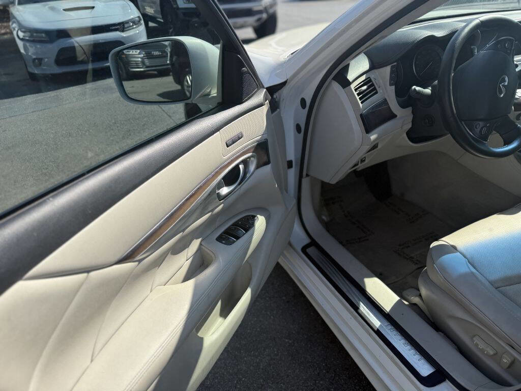 Used 2011 INFINITI M56 w/ Deluxe Touring Pkg image 10