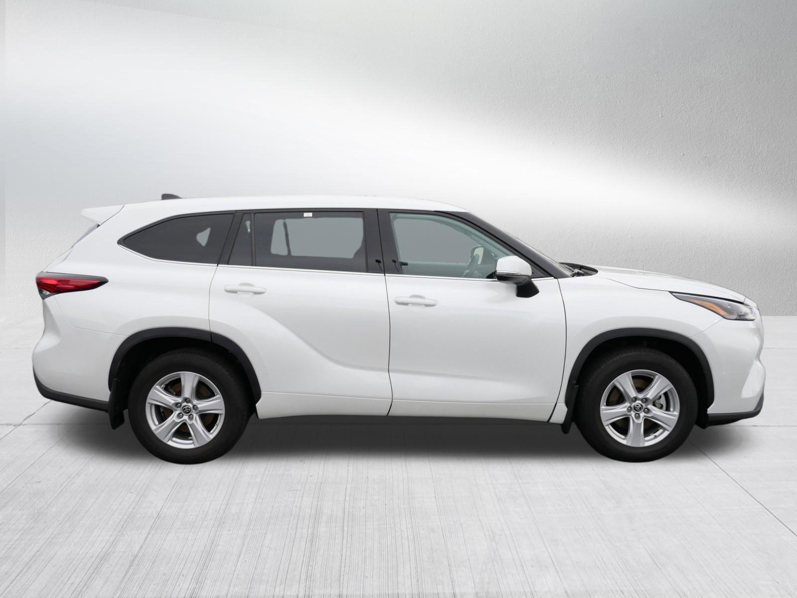 Used 2022 Toyota Highlander LE AWD/4WD image 8