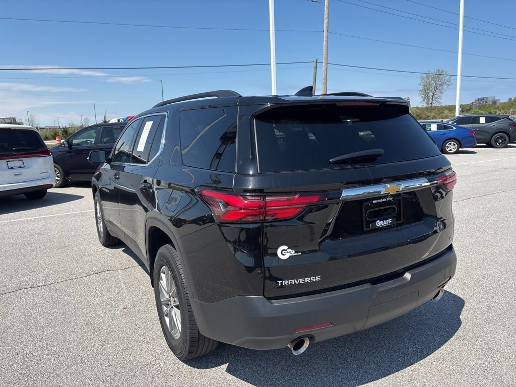 Used 2023 Chevrolet Traverse LT FWD image 2