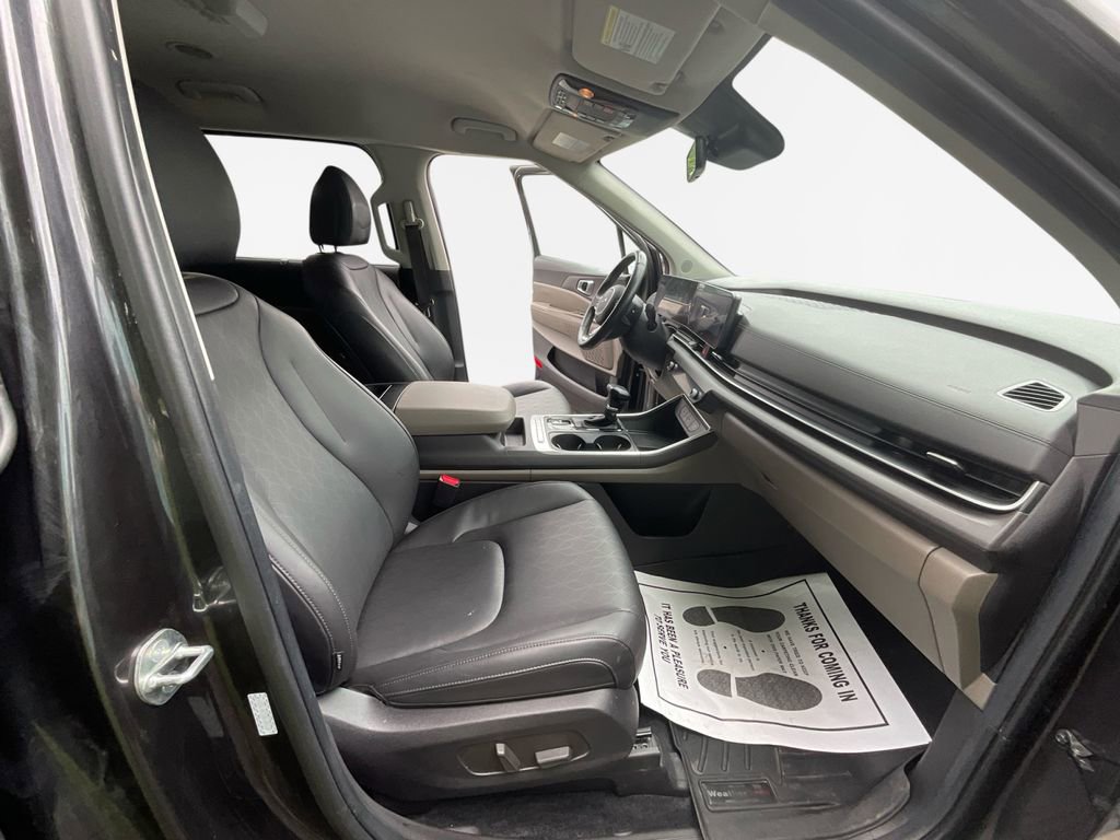 Used 2025 Kia Carnival EX FWD image 17