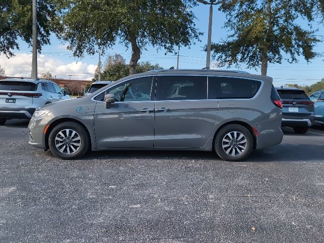 Used 2021 Chrysler Pacifica Touring-L w/ Uconnect Theater Family Group image 3