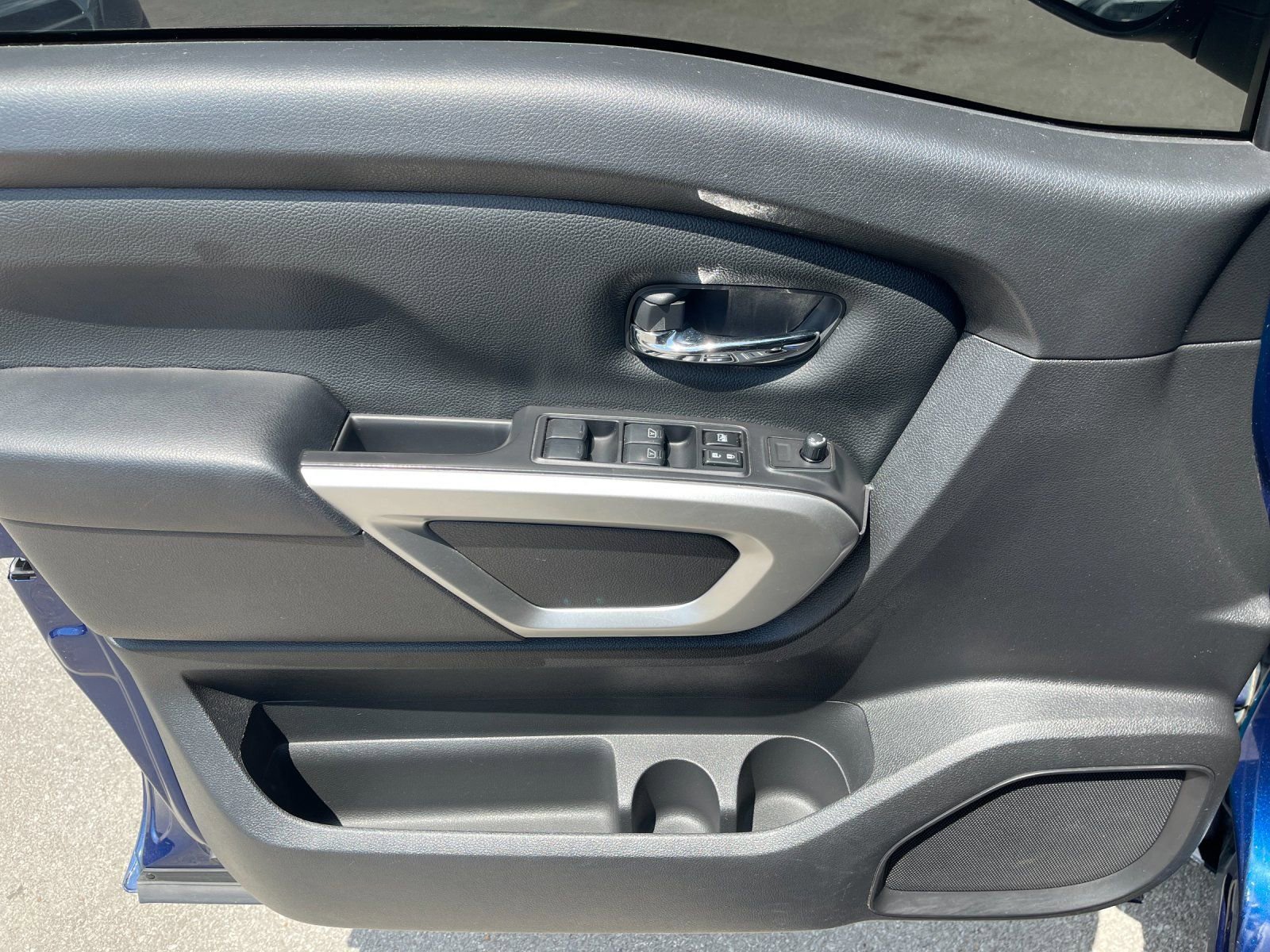 Used 2021 Nissan Titan SV AWD/4WD image 12