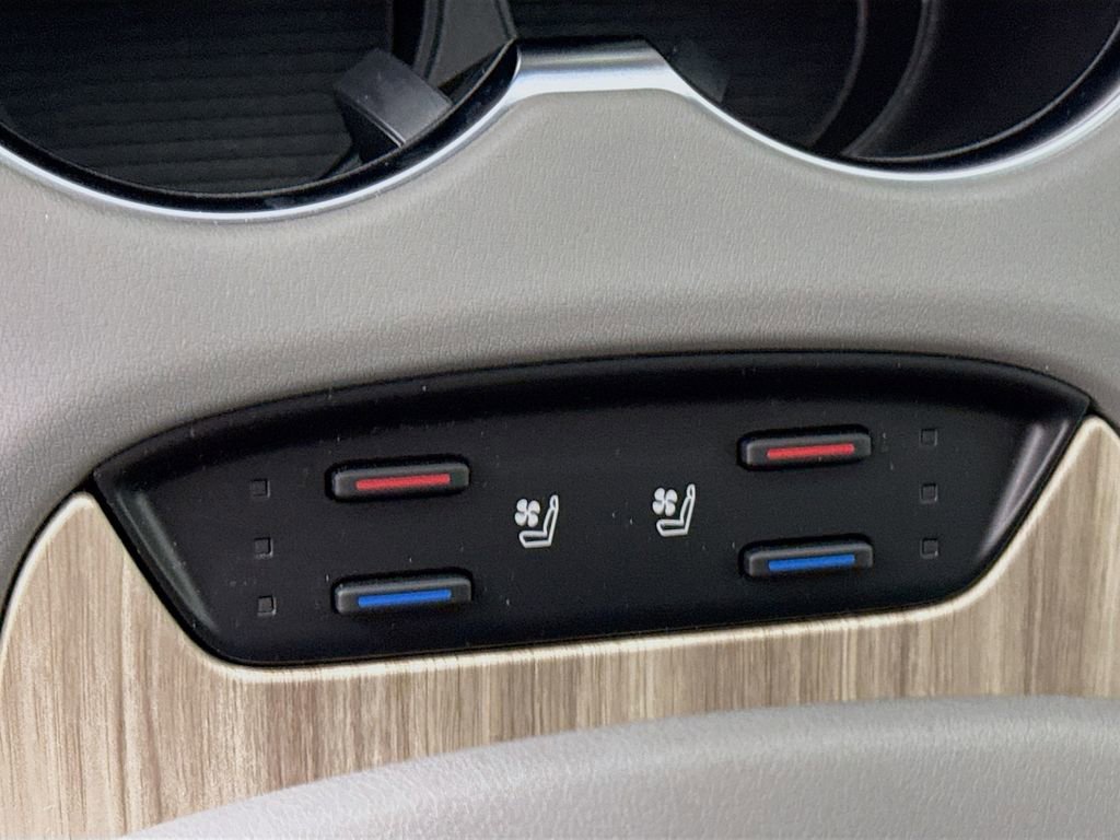 Used 2024 Toyota Venza Limited image 18