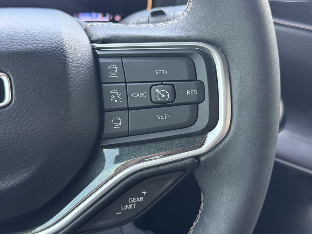 Used 2024 Jeep Wagoneer L 2WD w/ Premium Group I image 31