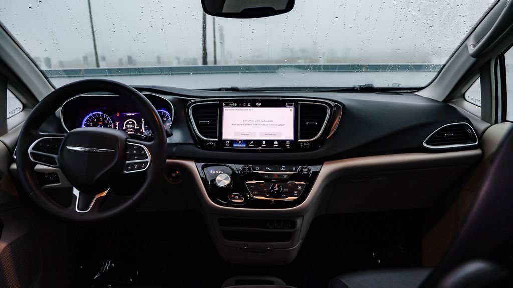 Certified 2024 Chrysler Pacifica Touring-L image 13