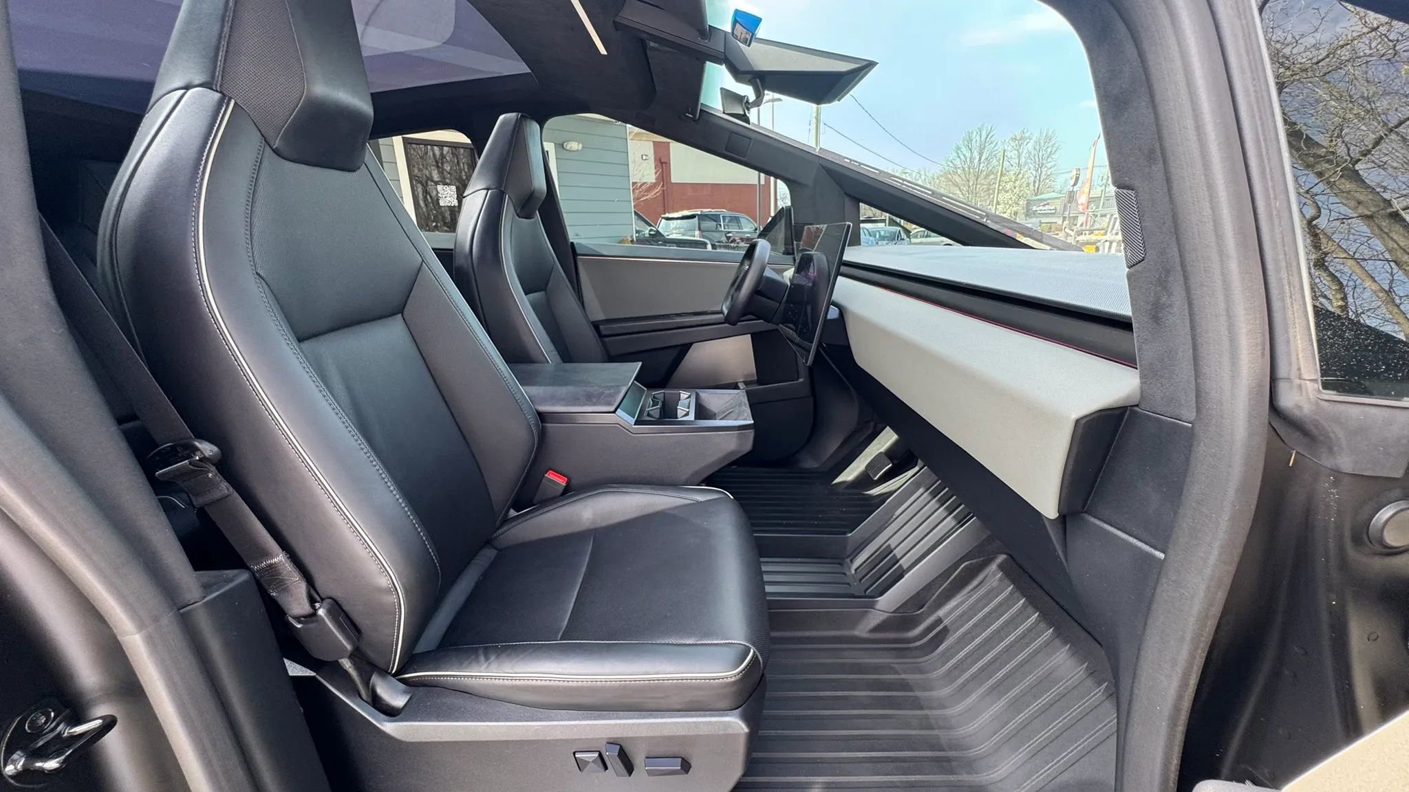 Used 2024 Tesla Cybertruck AWD Crew Cab image 30