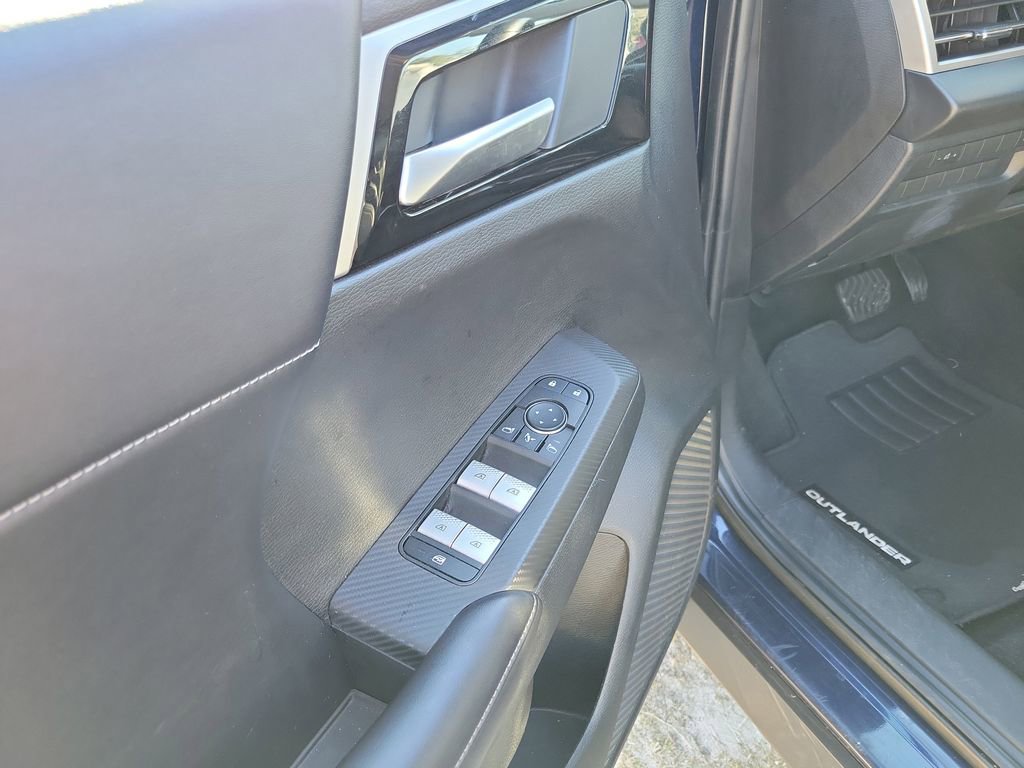 Used 2024 Mitsubishi Outlander SE image 13