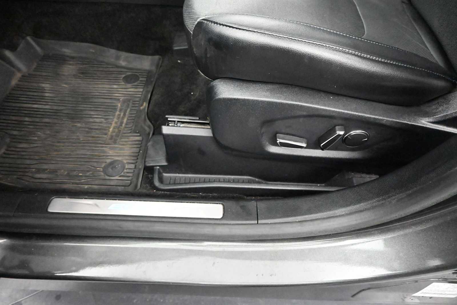 Used 2018 Ford Edge Titanium w/ Equipment Group 301A AWD/4WD image 13