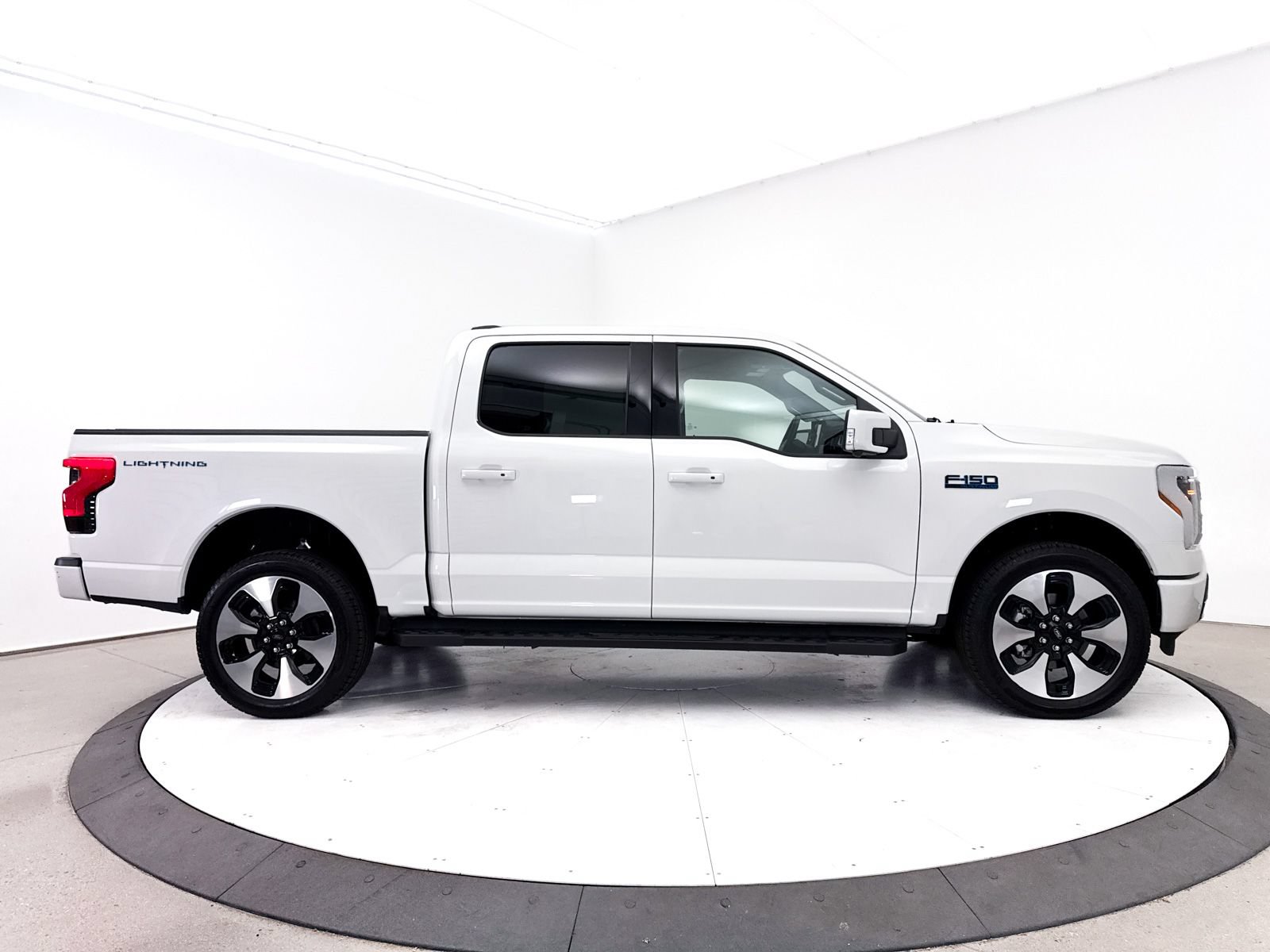 Used 2025 Ford F150 Lightning Platinum AWD/4WD image 39
