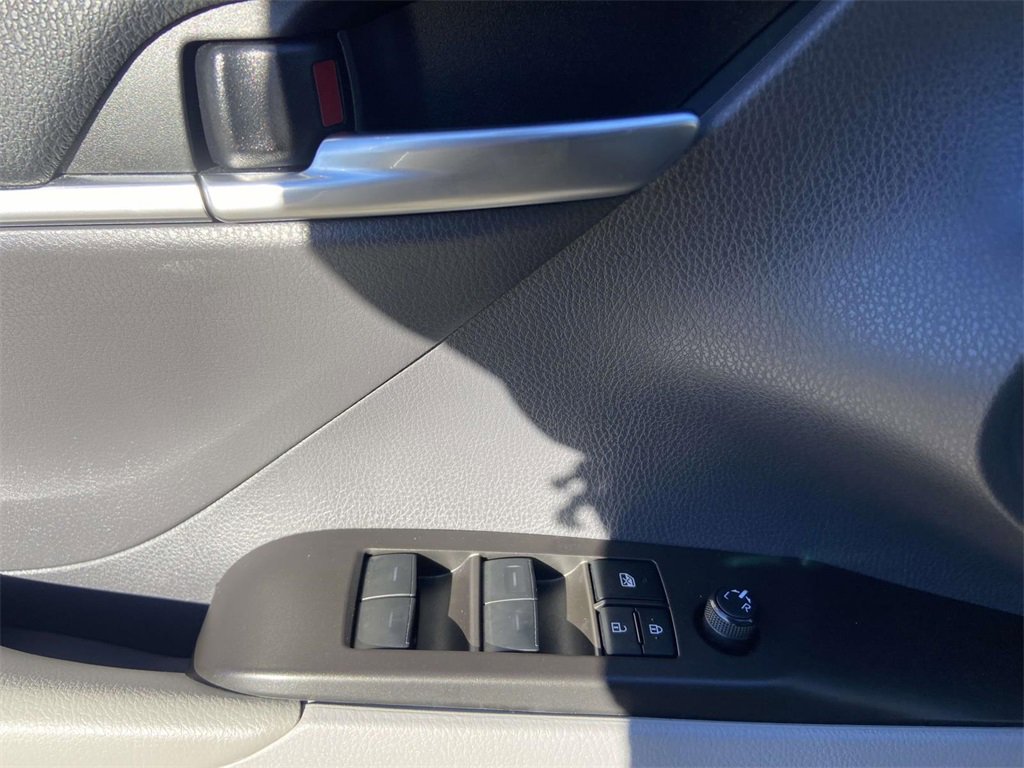 Used 2024 Toyota Camry SE image 11
