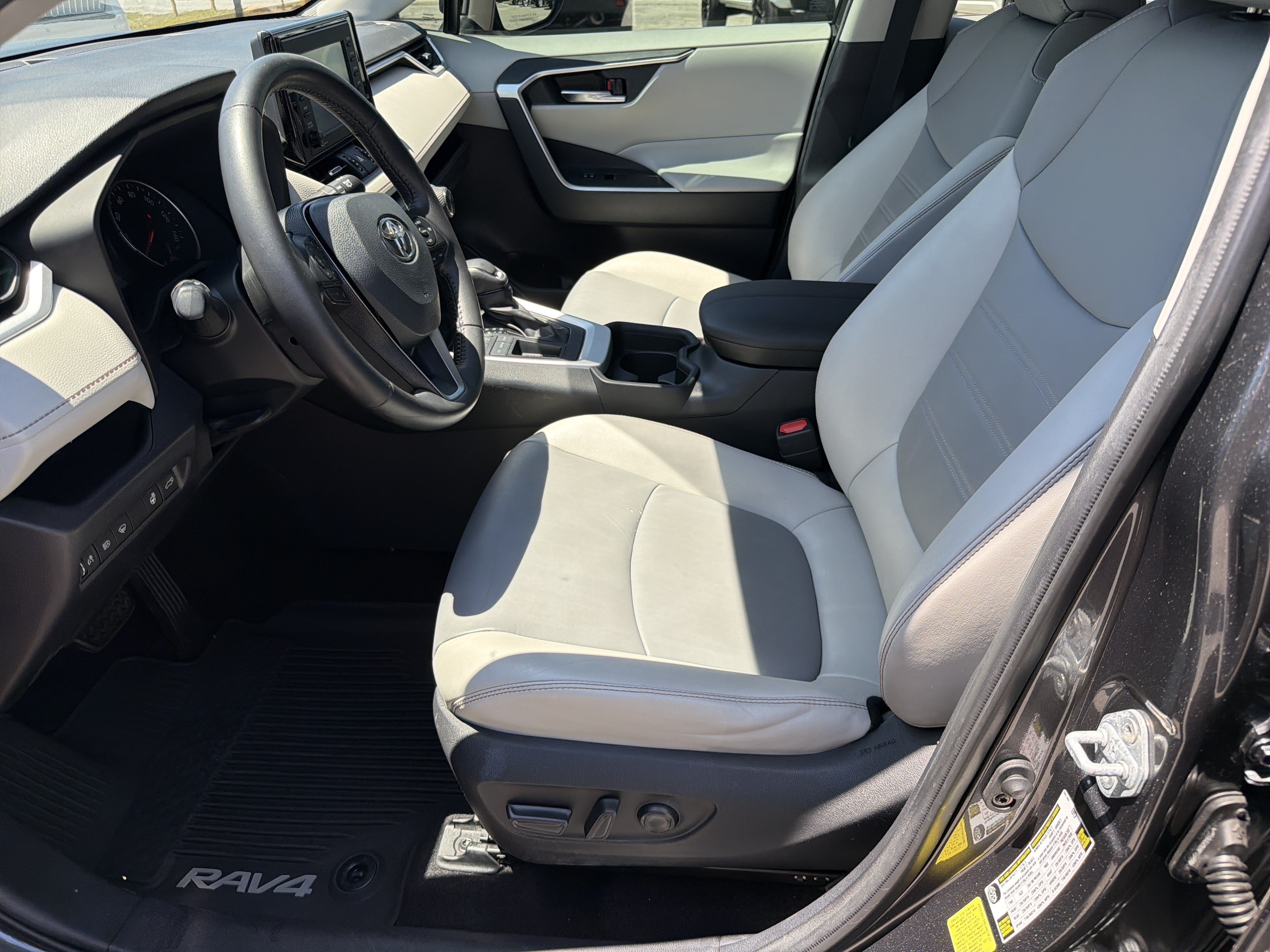 Used 2020 Toyota RAV4 XLE Premium FWD image 16