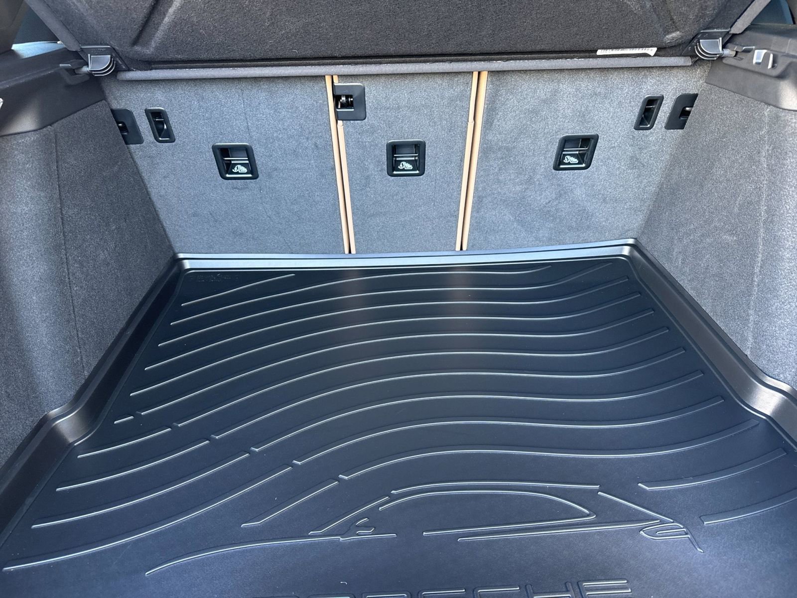 Certified 2025 Porsche Macan image 17