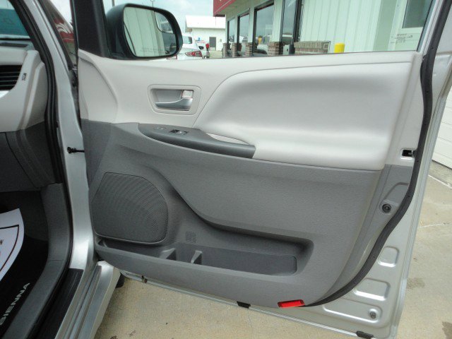Used 2020 Toyota Sienna LE image 19