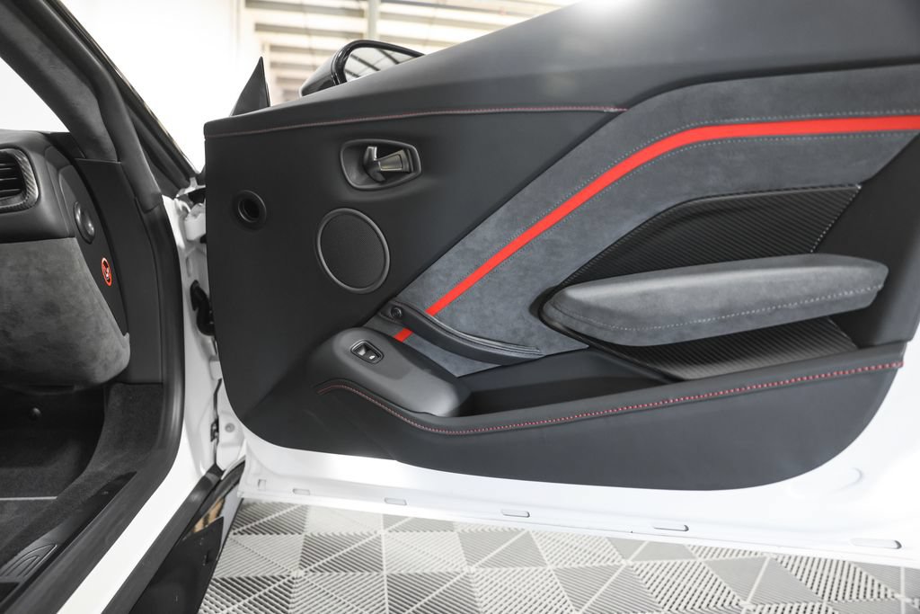 Used 2023 Aston Martin V8 Vantage Coupe RWD image 25