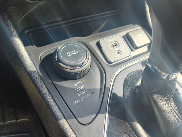 Used 2020 Jeep Cherokee Limited w/ Trailer Tow Group AWD/4WD image 24