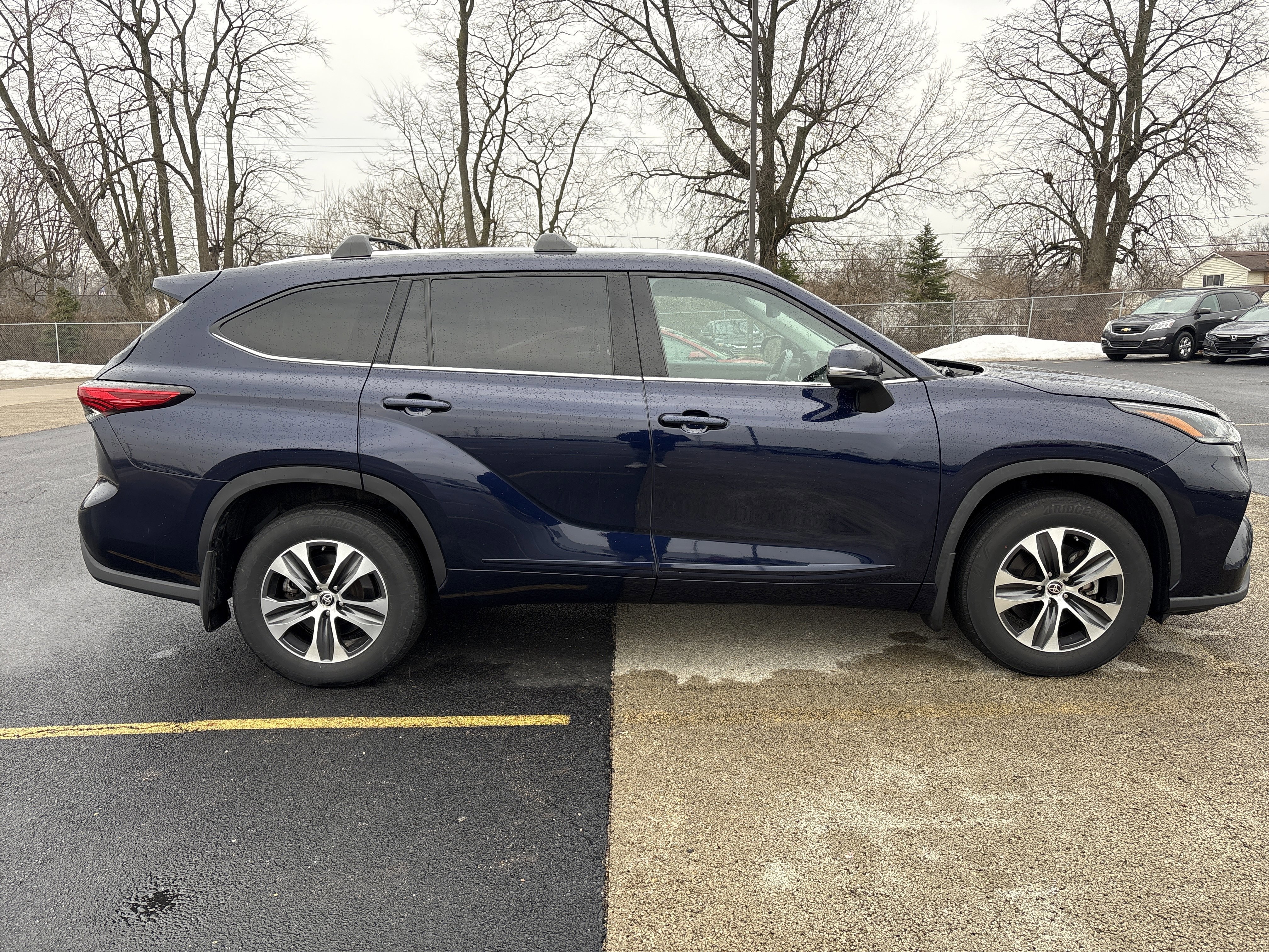 Used 2021 Toyota Highlander XLE image 3