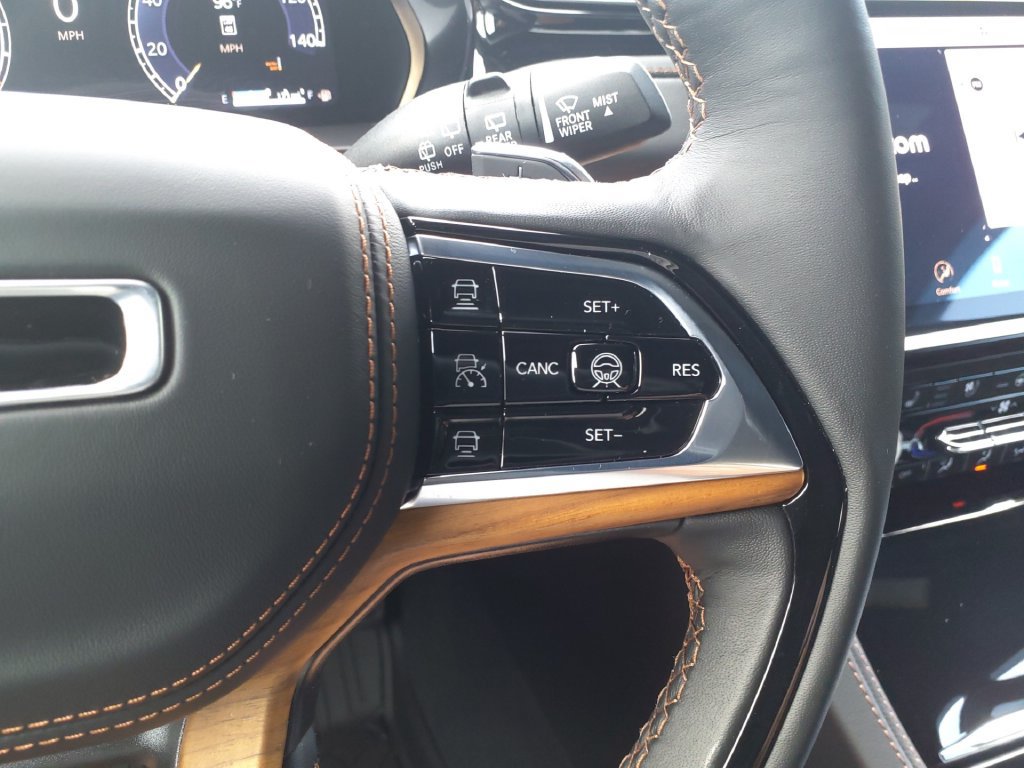 Used 2025 Jeep Grand Cherokee Summit AWD/4WD image 29