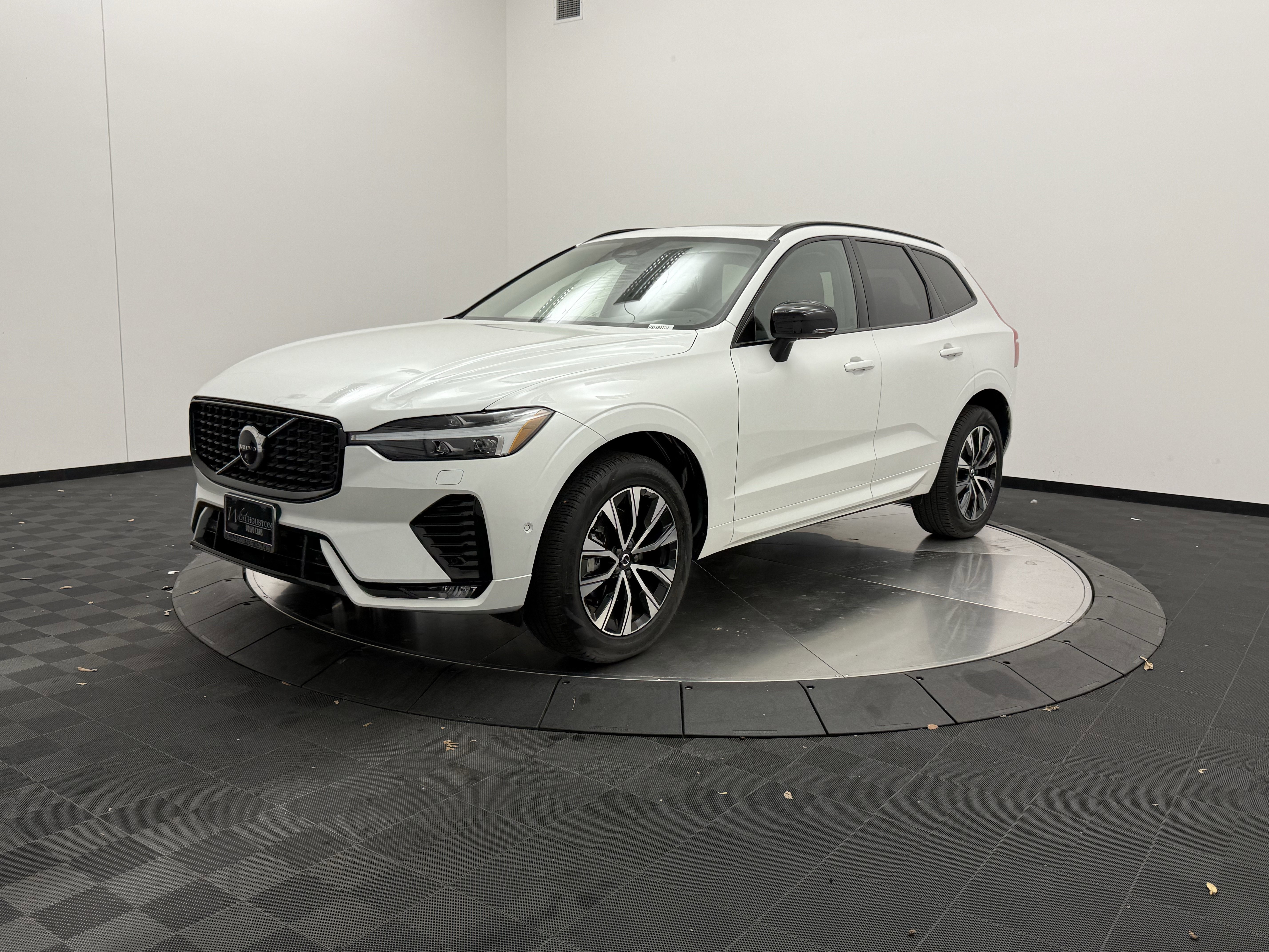 Certified 2025 Volvo XC60 B5 Plus image 3