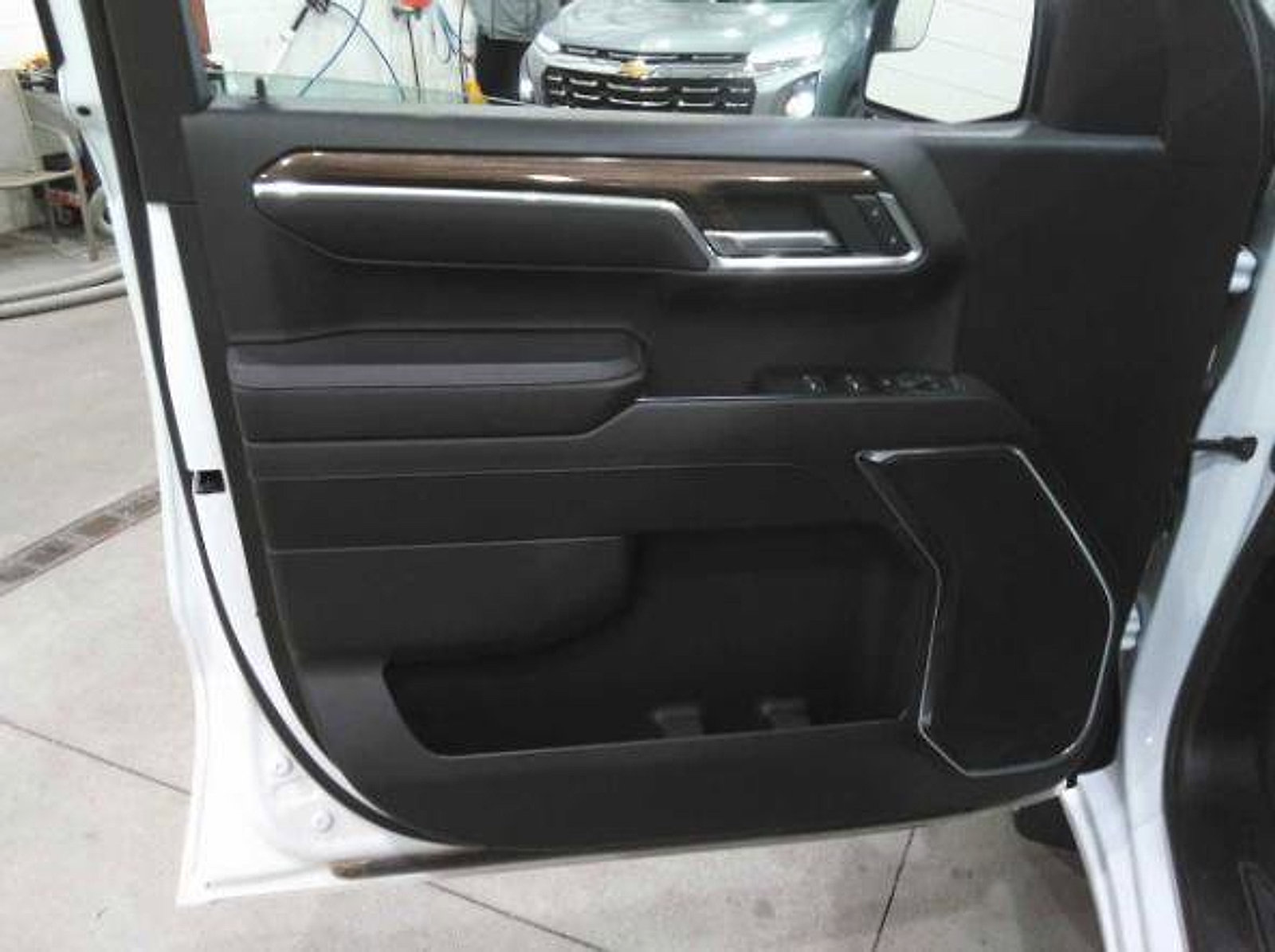 Used 2025 Chevrolet Silverado 1500 LT image 8