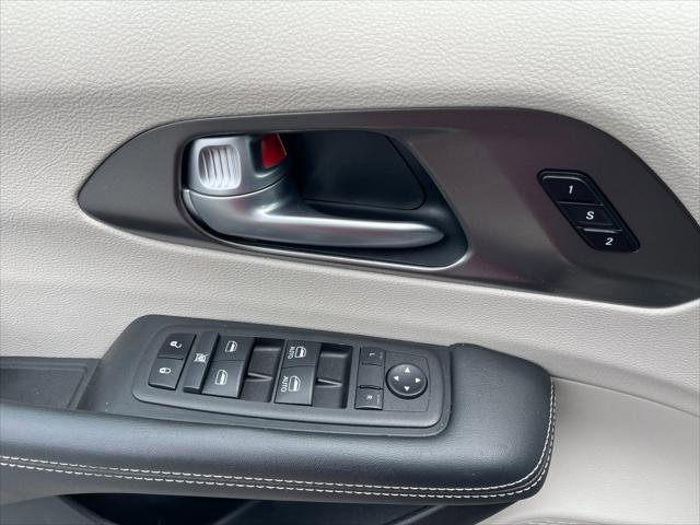 Used 2024 Chrysler Pacifica Touring-L image 13
