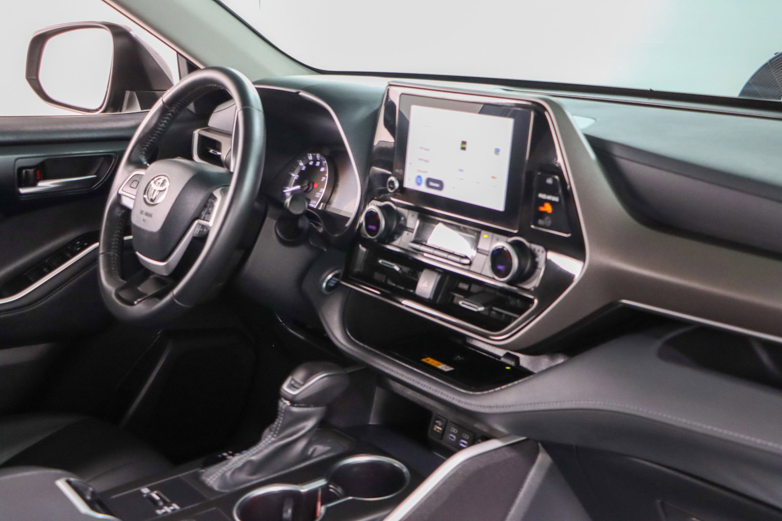 Used 2024 Toyota Highlander XLE image 27