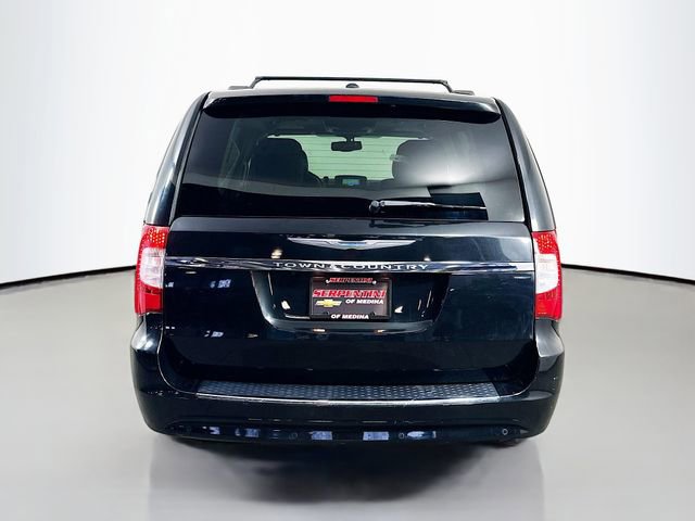 Used 2016 Chrysler Town & Country Touring-L image 7