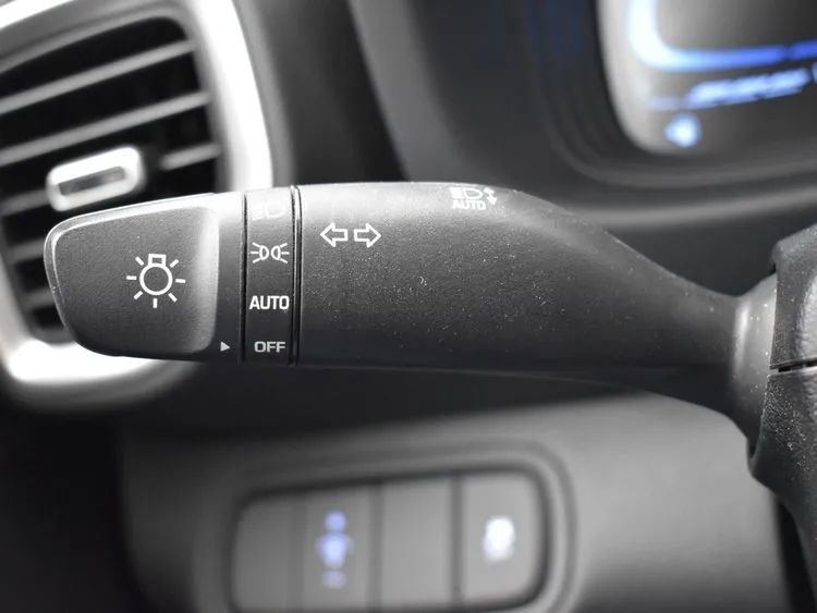 Used 2025 Hyundai Venue SEL FWD image 26