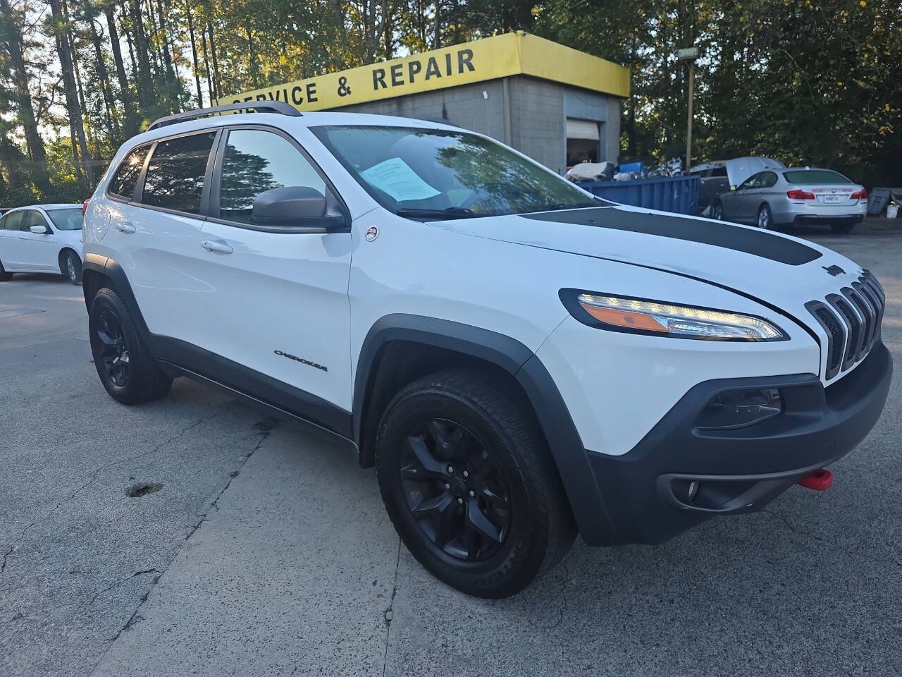Used 2017 Jeep Cherokee Trailhawk AWD/4WD image 4
